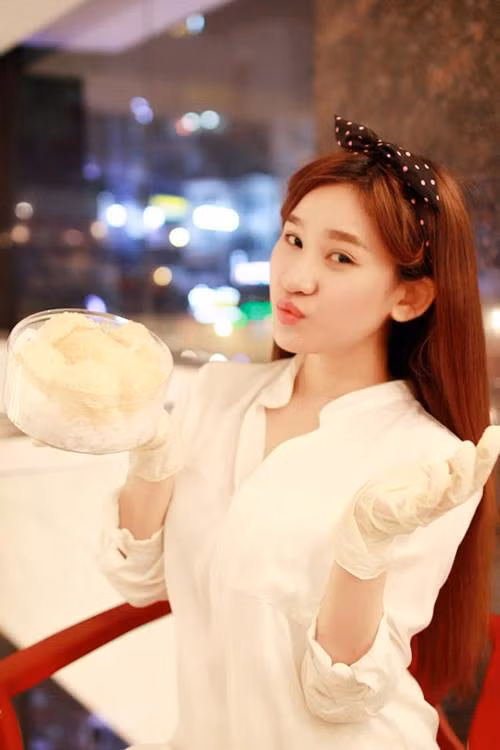 Năm 2013, Ivy bắt đầu sự nghiệp kinh doanh tổ yến. Theo chia sẻ cô, thu nhập từ kinh doanh tổ yến không dưới 50 triệu đồng. Sau 6 tháng kinh doanh, thu nhập trung bình đạt hơn 100 triệu đồng/tháng.