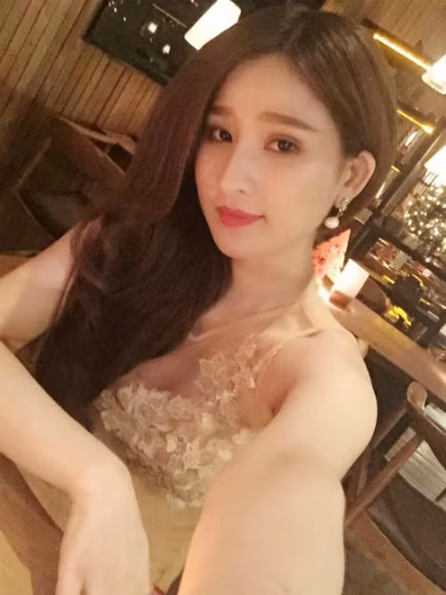 Ngoài công việc đóng MV, người mẫu ảnh cho các tạp chí, cô gái này còn có thu nhập cao từ công việc kinh doanh tổ yến.