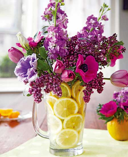 Kết hợp nhiều loại hoa khác nhau trong ngày Tết sẽ giúpkhông gian đặt bình hoa thêm phần sinh động. Các gam màu tươi như xanh, da cam hoặc vàng, đỏ để giúp bạn bớt cảm thấy nhàm chán, không gian thêm ấm cúng ngày Tết.