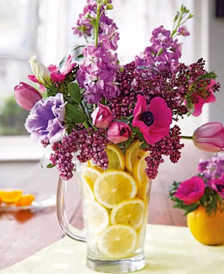 Kết hợp nhiều loại hoa khác nhau trong ngày Tết sẽ giúpkhông gian đặt bình hoa thêm phần sinh động. Các gam màu tươi như xanh, da cam hoặc vàng, đỏ để giúp bạn bớt cảm thấy nhàm chán, không gian thêm ấm cúng ngày Tết.