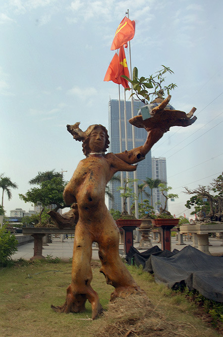 Tác phẩm "Nữ thần tự do" của nghệ nhân Nguyễn Khắc Niên gây ấn tượng đối với người xem khá mạnh.
