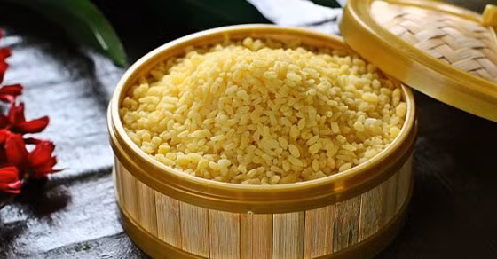 Lựa chọn các nguyên liệu nấu xôi như gạo nếp, đậu xanh, gạo lứt, hạt sen. Với nguyên liệu từ hạt sen và đậu xanh, gạo nếp, bạn có thể làm được món xôi vò hạt sen cho mâm cỗ. Trong đó, giá gạo nếp thường trên thị trường đao dộng trên dưới 17.000 đồng/kg, nếp cái hoa vàng 22.500 đồng/kg, đắt hơn là gạo nếp Thái 24.000 đồng/kg.