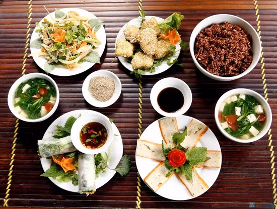 Thực đơn tham khảo cho mâm cỗ chay tiết kiệm gồm: các món như nem cuốn, rau xào thập cẩm, nộm giá đỗ, giò lụa/giò xào, cá thu sốt ngũ liễu, nấm tẩm bột chiên, heo quay, canh chua.