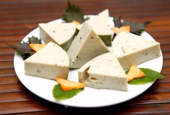 Giò chay làm từ váng đậu hoặc đậu xanh, mì căn... có giá từ 66.000 - 120.000 đồng/gói (tùy trọng lượng). Ngoài ra, các loại giò nấm được bán với giá 120.000 - 130.000 đồng/kg. Nếu bạn tự mua nguyên liệu chế biến, có thể tiết kiệm phần nào.