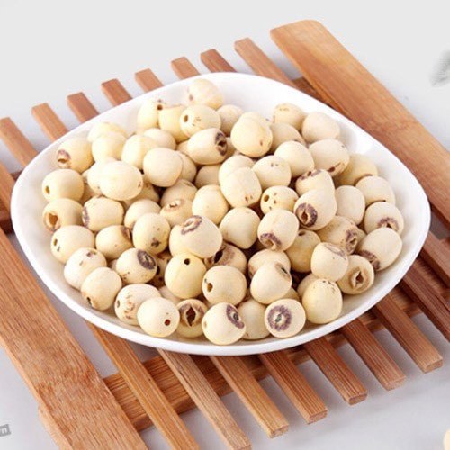Nguyên liệu hạt sen khô có nhiều mức giá khác nhau, dao động trên dưới 180.000 đồng/kg. Riêng đậu xanh có giá trên dưới 40.000 đồng/kg. Giá gạo lứt dao động từ 22.000 -30.000 đồng/gói (250 - 300g, tùy từng loại).