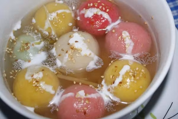 Chè trôi, chè trôi ngũ sắc tượng trưng cho sự đủ đầy, trọn vẹn, hanh thông công việc của năm mới cũng không tốn nhiều chi phí. Trung bình mỗi bát trôi có giá bán từ 10.000 - 15.000 đồng, nếu nấu tại nhà, bạn có thể chi từ 40.000 đồng để nấu được nhiều bát chè hơn.