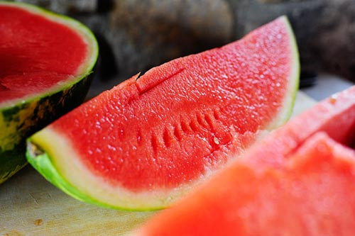 Dưa hấu không hạt có ruột dưa đỏ, đẹp, không hạt, ngọt, vỏ mỏng, có mùi thơm đặc trưng, và dễ bảo quản được nhiều bà nội trợ Việt tìm mua, đặc biệt là những gia đình cho trẻ nhỏ ăn dưa hấu, không lo trẻ bị hóc hạt dưa.