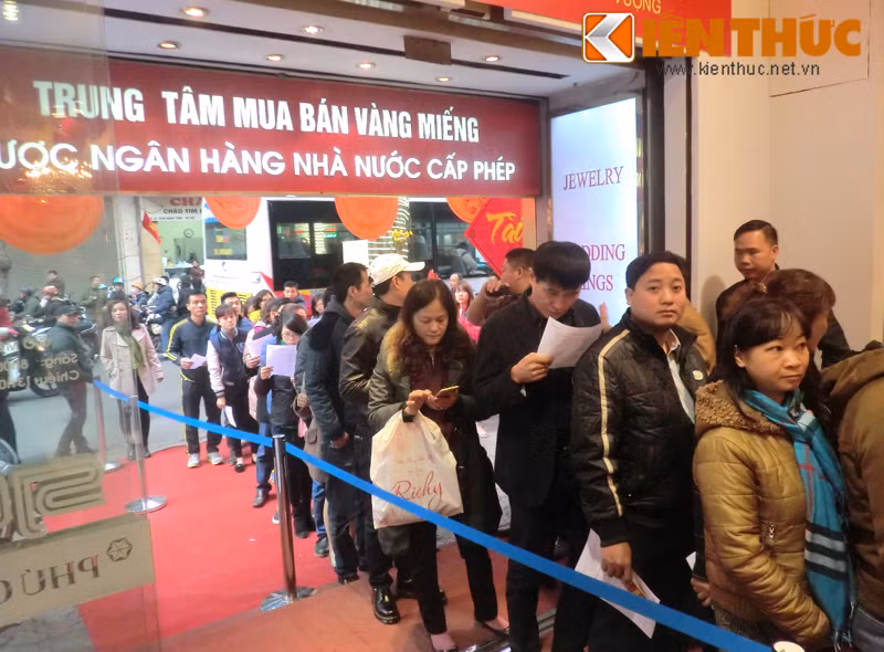 Quảng cảnh nhộn nhịp, xếp hàng dài từ trong cửa hàng ra tới lòng đường của một cửa tiệm vàng trên phố Trần Nhân Tông (Hà Nội).
