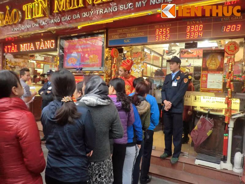 Dù đúng 7h nhiều cửa hàng vàng mới bắt đầu mở cửa nhưng từ rất sớm, nhiều người đã xếp hàng đợi sẵn.