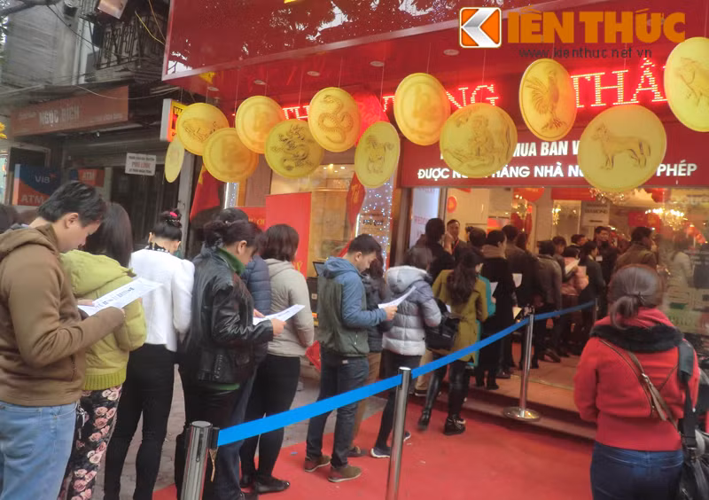 Theo quan niệm dân gian, ngày mùng 10 tháng Giêng (ngày vía Thần Tài) được xem là ngày mang may mắn trong năm, nếu xuất tiền mua vàng trong ngày này sẽ nhận lại may mắn, tiền bạc rủng rỉnh, sung túc cả năm. Chính vì thế, từ sáng sớm, rất đông khách hàng đổ về các cửa hàng vàng bạc trên nhiều con phố Hà Nội như Xã Đàn, Trần Nhân Tông, Cầu Giấy... để mua vàng nhân ngày vía Thần Tài.