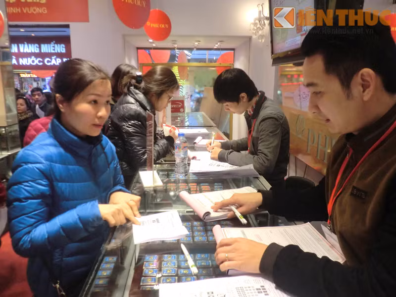 Năm nay, để thu hút khách hàng, các cửa tiệm vàng tại Hà Nội tung nhiều dòng sản phẩm mới như bộ 12 con giáp SJC, mặt dây 12 con giáp, vòng vàng may mắn và trang sức phong thủy hợp mệnh.