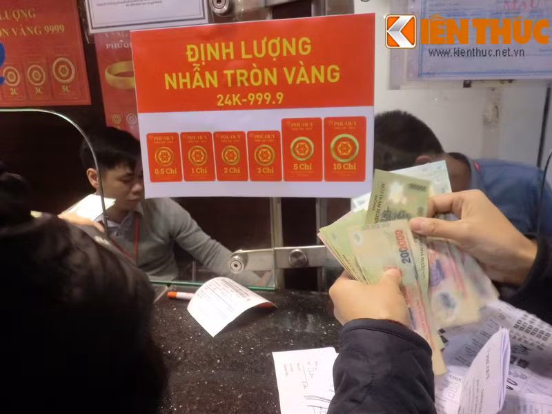 Giá bán ra dòng sản phẩm vàng nhẫn tròn trơn được bán trong ngày Vía Thần Tài dao động từ 3.250.000 đồng đến 3.300.000 đồng/chỉ. Mức giá không dao động nhiều so với giá niêm yết ngày hôm trước (16/1).