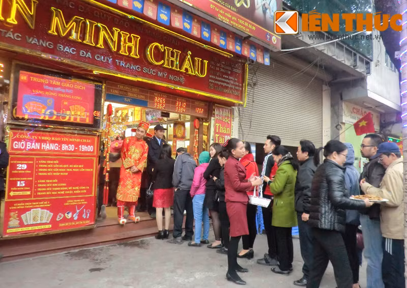 Trong thời gian chờ đợi, khách hàng được phục vụ đồ ăn nhẹ và tham khảo thông báo của các cửa tiệm về dòng sản phẩm, giá vàng trong ngày vía Thần Tài.