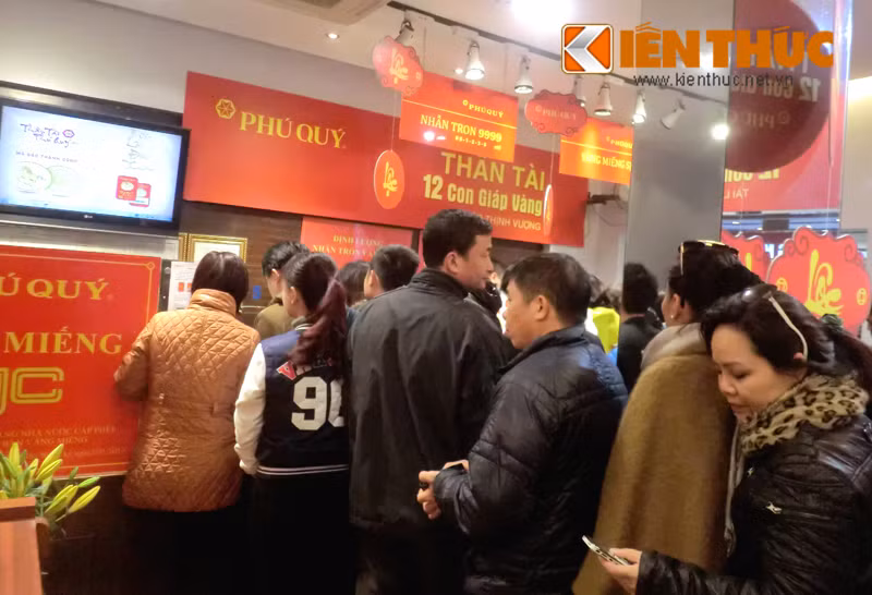 Theo quan sát của phóng viên, các khu vực bán dòng sản phẩm nhẫn tròn trơn, vàng miếng và thần tài 12 con giáp vàng tập trung đông khách hàng hơn cả. Các sản phẩm vàng ta trọng lượng nhỏ 0,5 chỉ, 1 chỉ, 2 chỉ cũng khá hút khách.