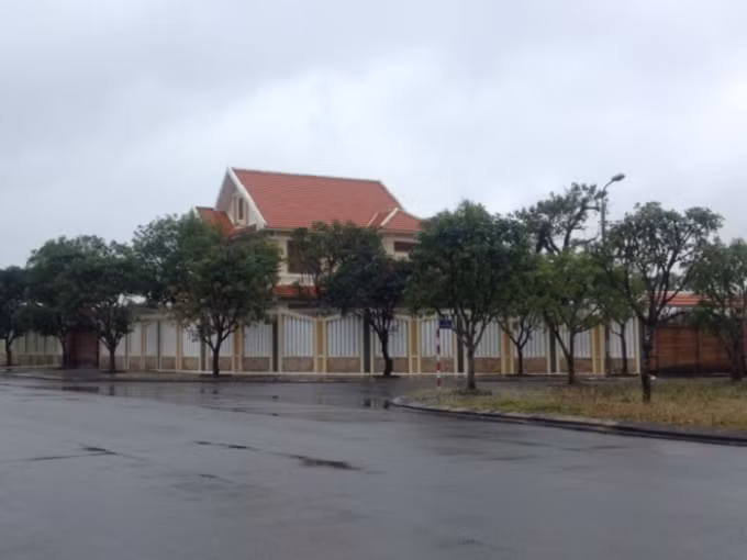 Ngôi biệt thự mà ông Lê Phước Hoài Bảo sinh sống tại khu phố mới Tân Thạnh, TP Tam Kỳ bị hai đối tượng Tấn và Tùng đột nhập bắt trộm chim chào mào.