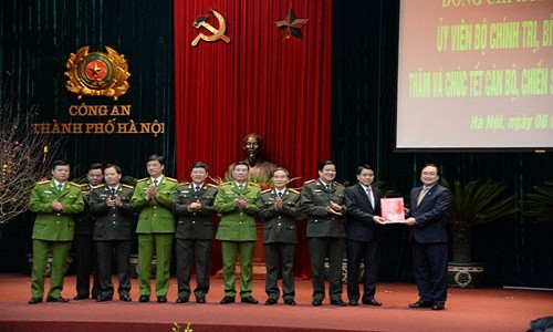 Bi thu Ha Noi Hoang Trung Hai chuc tet luc luong vu trang