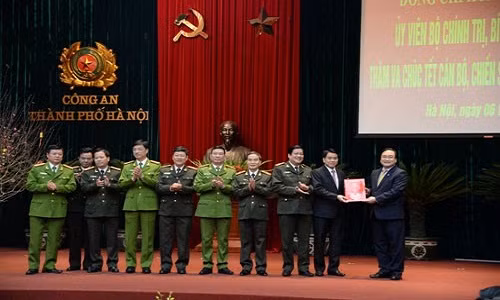 Bi thu Ha Noi Hoang Trung Hai chuc tet luc luong vu trang