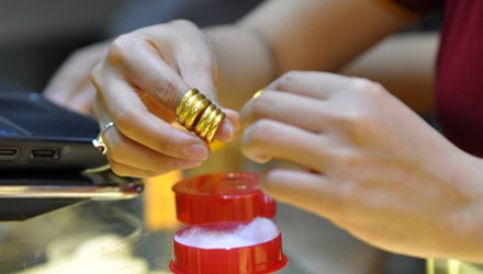 Quan sát các vết khắc trên sản phẩm. Nếu vết khắc màu đẹp, các cạnh của vàng không bị đổi màu thì đó chính là vàng thật. Nếu ở các vết khắc vết chạm có màu xanh lá cây hoặc xanh đen thì đó là vàng độn.