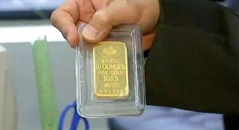 Đối với vàng miếng giả, các nét chữ và hình con rồng khắc trên bề mặt miếng vàng không sắc nét, thường bị nhòe và lớn hơn so với hình trên vàng thật.