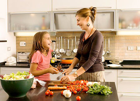 Tự tay nấu món ăn ngon, dọn dẹp nhà, làm giúp mẹ các công việc hàng ngày trong gia đình cũng sẽ là món quà 8/3 bất ngờ, ý nghĩa mà bạn dành cho mẹ.