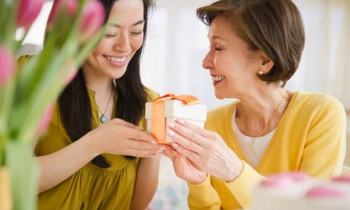 Bạn cũng có thể chọn mua trang sức như vòng, nhẫn, hoa tai, lắc, kẹp tóc... bằng nhiều chất liệu khác nhau như đá, vàng, bạc... để tặng mẹ. Hiện nay có nhiều loại vòng tay phong thủy theo tuổi hoặc mệnh của người đeo, bạn có thể tham khảo, nếu hợp để mua tặng mẹ.