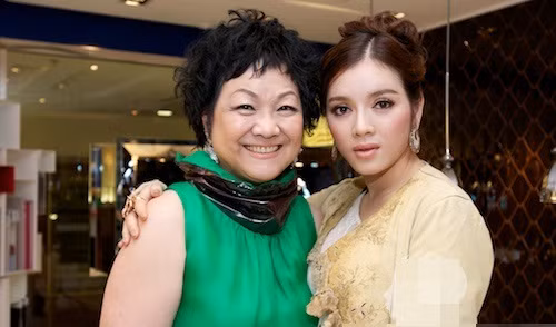 Người mẹ nuôi thứ hai của người đẹp là bà Madame Wong – chủ tịch tập đoàn kim cương Enigma nổi tiếng Hong Kong. Bà Madame Wong còn được biết tới là nữ hoàng kim cương tại Hong Kong. Không khó hiểu khi sau đó, Lý Nhã Kỳ trở thành doanh nhân kinh doanh kim cương đắt tiền.