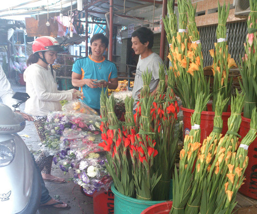 Hoa cúng rằm tháng giêng có nhiều loại như cúc, hồng, lay dơn... Thông thường, giá của các loại hoa này vào ngày rằm sẽ tăng hơn so với ngày thường khoảng 2 lần. Ngoài ra, nhiều gia đình có thể chọn cành đào nhỏ, dăm đào cắm lọ để trên ban thờ ngày rằm.