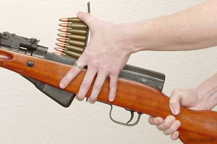 Bởi CKC sử dụng đạn 7.62x39mm nên sẽ có trượng lượng nhẹ hơn, độ giật thấp hơn và có thể mang gấp đôi lượng đạn. Sở dĩ CKC có thể mang tới 10 viên đạn là do thiết kế sử dụng kẹp thay vì hộp tiếp đạn như các súng trường khác cùng thời.