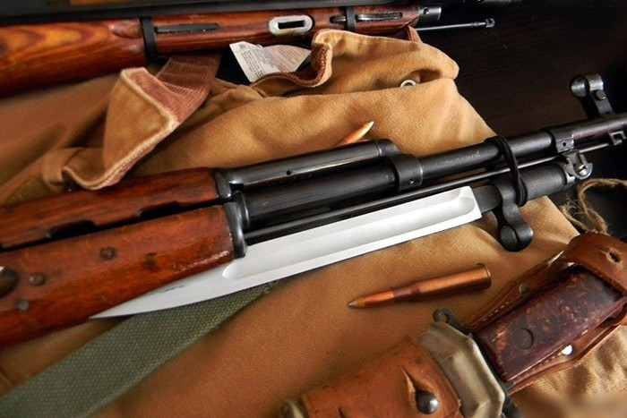 Súng CKC vẫn giữ lại một số thiết kế của Mosin-Nagant như việc gắn lưỡi lê vào dưới nòng súng, và sẽ bật ra khi sử dụng. Tuy nhiên phần lưỡi lê lại khá cồng kềnh trong thực chiến, và làm tăng trọng lượng súng lên đáng kể.