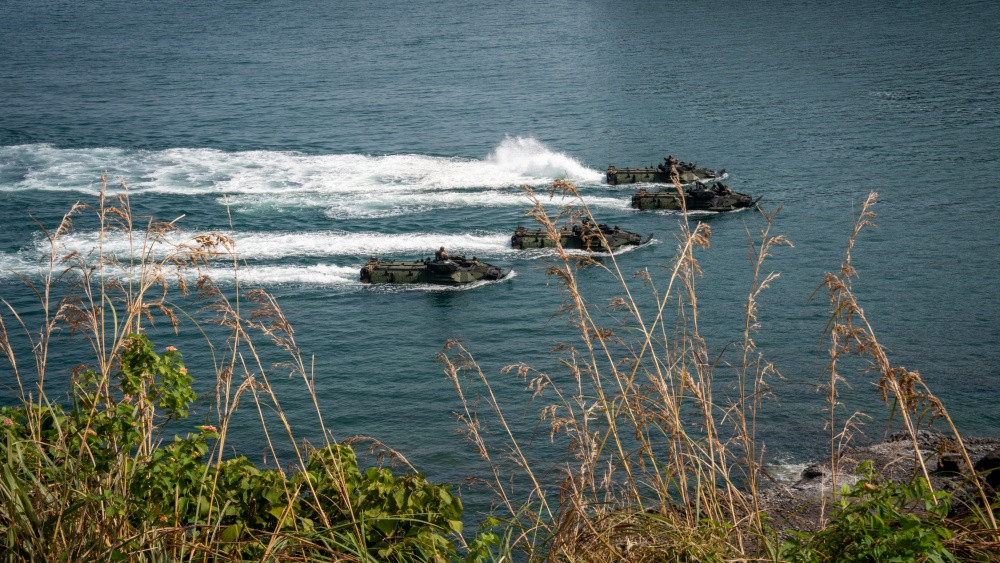 Xe thiết giáp của Thủy quân lục chiến Mỹ rẽ sóng tiến vào bờ. Thủy quân lục chiến Mỹ sử dụng 4 xe thiết giáp lội nước AAV triển khai hoạt động trên tàu đổ bộ USS Germantown (LSD-42).