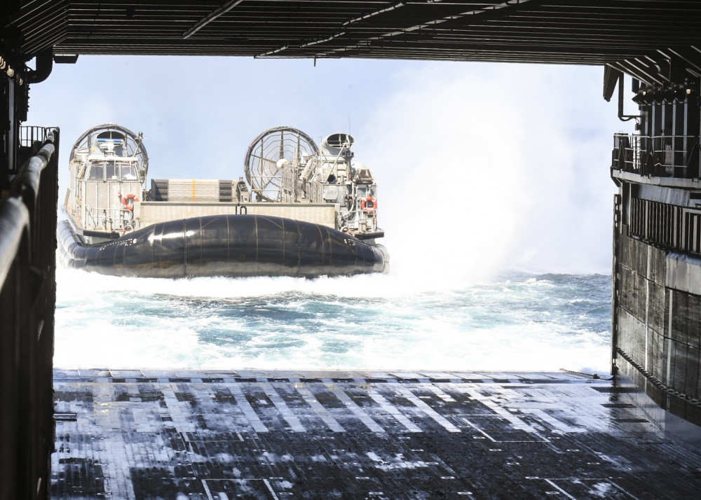 Tàu đổ bộ khí đệm chuẩn bị tiến vào boong chìm của tàu đổ bộ USS Germantown (LSD-42) sau khi hoàn thành nhiệm vụ. Các tàu đổ bộ khí đệm được sử dụng để triển khai binh lính và trang thiết bị chiến đấu vào bờ một cách nhanh chóng.