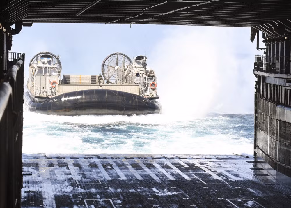 Tàu đổ bộ khí đệm chuẩn bị tiến vào boong chìm của tàu đổ bộ USS Germantown (LSD-42) sau khi hoàn thành nhiệm vụ. Các tàu đổ bộ khí đệm được sử dụng để triển khai binh lính và trang thiết bị chiến đấu vào bờ một cách nhanh chóng.