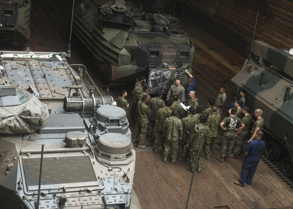 Các sĩ quan quân đội Mỹ, Philippines và Nhật Bản thảo luận kế hoạch nhiệm vụ bên trong khoang của tàu đổ bộ USS Germantown (LSD-42), lớp Whidbey Island. Cuộc tập trận có sự tham gia của 2.100 binh sĩ, 16 xe thiết giáp đổ bộ cùng một số trực thăng vận tải.