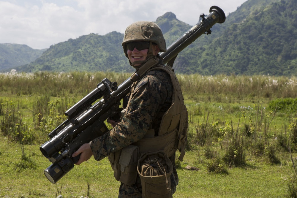 Một lính thủy quân lục chiến Mỹ chuẩn bị sử dụng tên lửa phòng không vác vai FIM-92 Stinger trong kịch bản phòng không tầm thấp. Thời gian gần đây, Philippines tăng cường các cuộc tập trận với Mỹ và Nhật Bản, trong bối cảnh Trung Quốc ngày càng quyết đoán hơn trong tranh chấp Biển Đông.