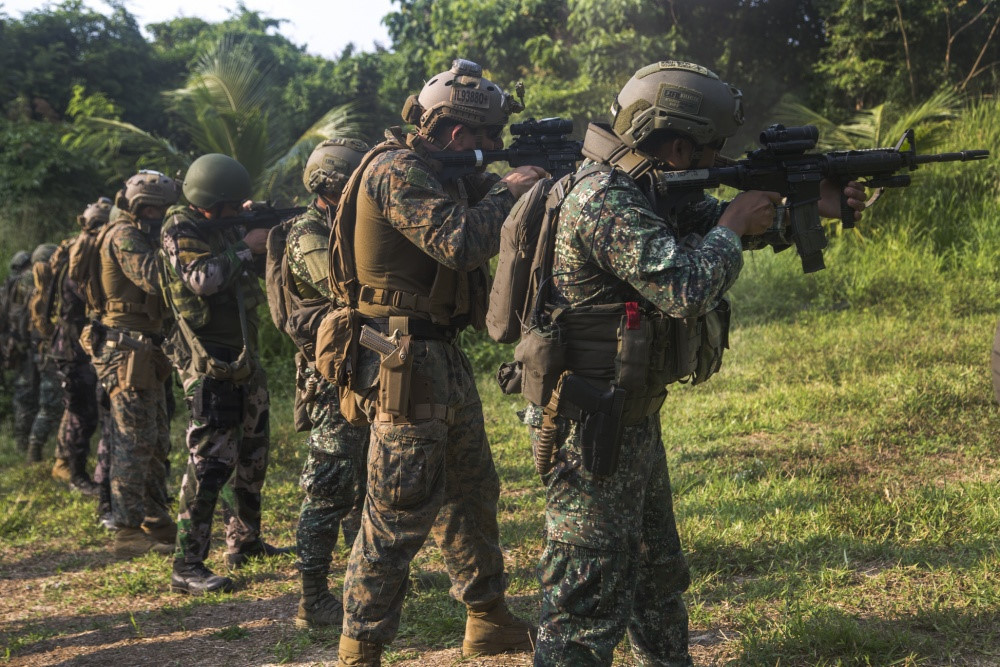 Thủy quân lục chiến Mỹ và Philippines phối hợp trong hoạt động chiến thuật. "Đổ bộ là đỉnh cao của việc huấn luyện khả năng tương tác kết hợp giữa hai lực lượng đổ bộ, vì điều này ngày càng phát triển khả năng của thủy quân lục chiến chúng ta trong việc thực hiện các hoạt động tương tự", ông Felix Serapio nói.