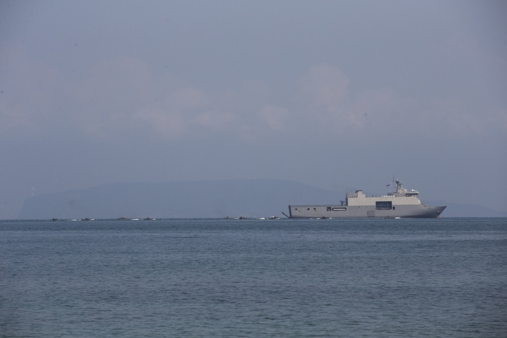 Đặc biệt, đây là lần đầu tiên Philippines sử dụng xe thiết giáp lội nước triển khai từ tàu đổ bộ BRP Davao del Sur (LD-602). Trong 4 tháng qua, Mỹ đã chuyển giao cho Philippines 8 xe thiết giáp lội nước AAV và lần đầu triển khai cho cuộc tập trận mô phỏng.