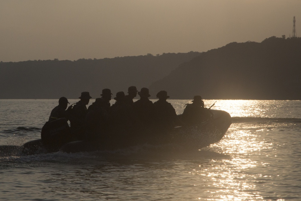 Lực lượng đặc nhiệm thủy quân lục chiến Mỹ bí mật tiến vào bờ bằng xuồng cao su bơm hơi. Kịch bản phối hợp đổ bộ là điểm nhấn của cuộc tập trận năm nay. Nó giúp Philippines học hỏi được nhiều kinh nghiệm từ năng lực đổ bộ mạnh mẽ của Mỹ.