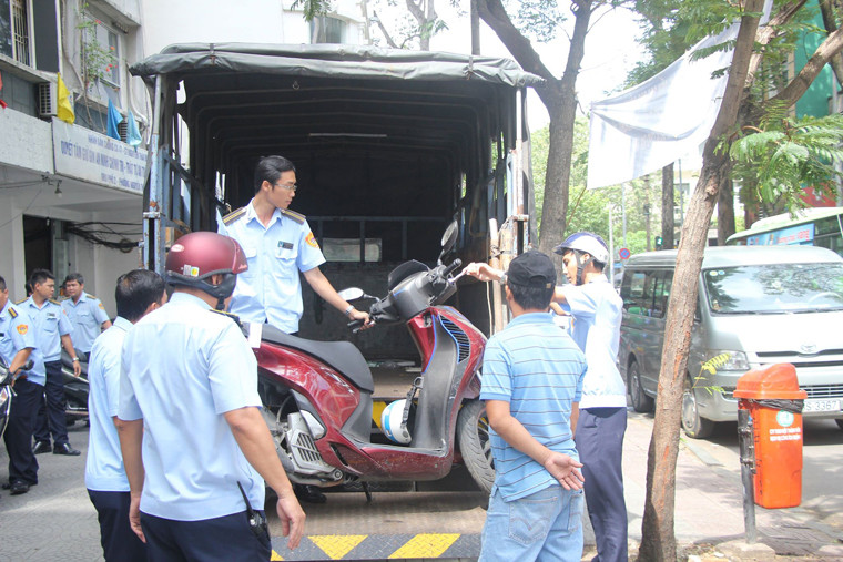 “Việc này để tái diễn nhiều lần, phường phải có trách nhiệm. Tôi sẽ làm văn bản phê bình Chủ tịch và Phó chủ tịch phường này”, ông Hải cương quyết nói.