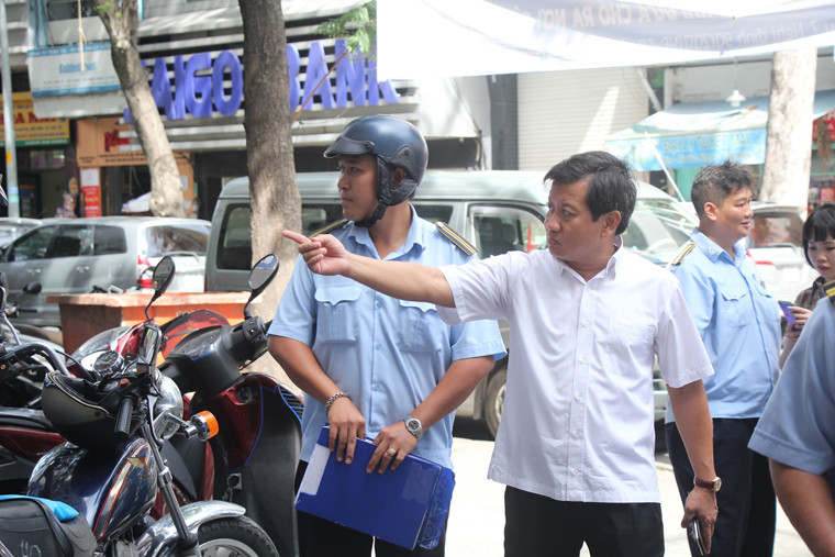 “Người dân liên tục gửi tin nhắn phản ánh tình trạng giữ xe bên ngoài tại chung cư này. Tầng trệt chỉ để xe cho 400 hộ sinh sống tại đây, giữ thêm xe ngoài thì sẽ quá tải, chiếm lối thoát hiểm nên rất nguy hiểm nếu xảy ra cháy nổ”, PCT Đoàn Ngọc Hải nói.