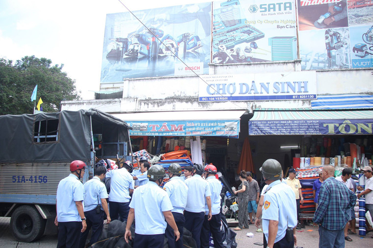 Ông Hải đã thẳng thắn phê bình Phó Chủ tịch UBND phường Nguyễn Thái Bình và yêu cầu phường cùng Ban quản lý chợ xử lý triệt để trong hôm nay.