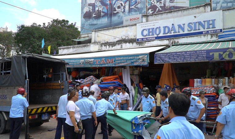 Nhiều vi phạm về chiến dụng vỉa hè để bày bán hàng hóa tại khu chợ Dân Sinh bị PCT Đoàn Ngọc Hải kiên quyết xử lý.