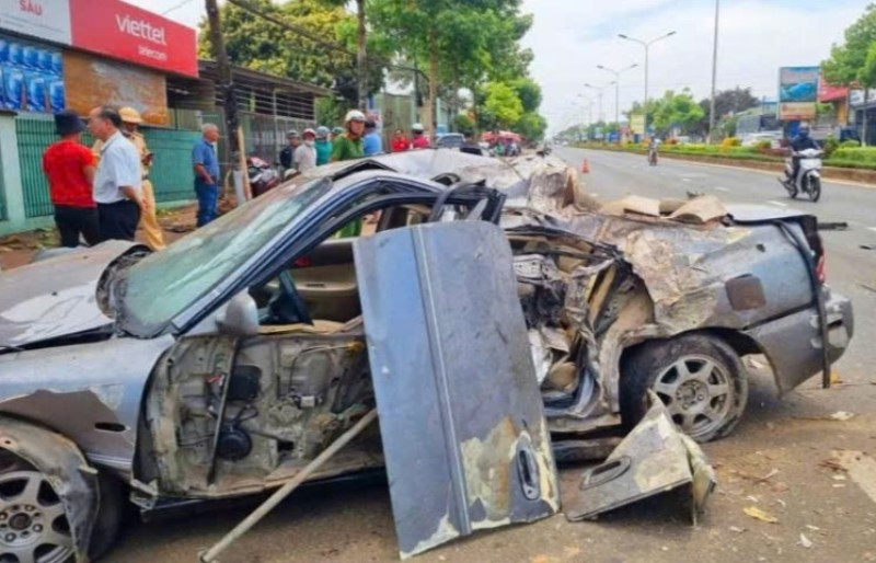 Hiện trường vụ nổ quán phở ở TPHCM, cửa kính vỡ, văng tung tóe Hien truong vu no quan pho o TPHCM, cua kinh vo, vang tung toe