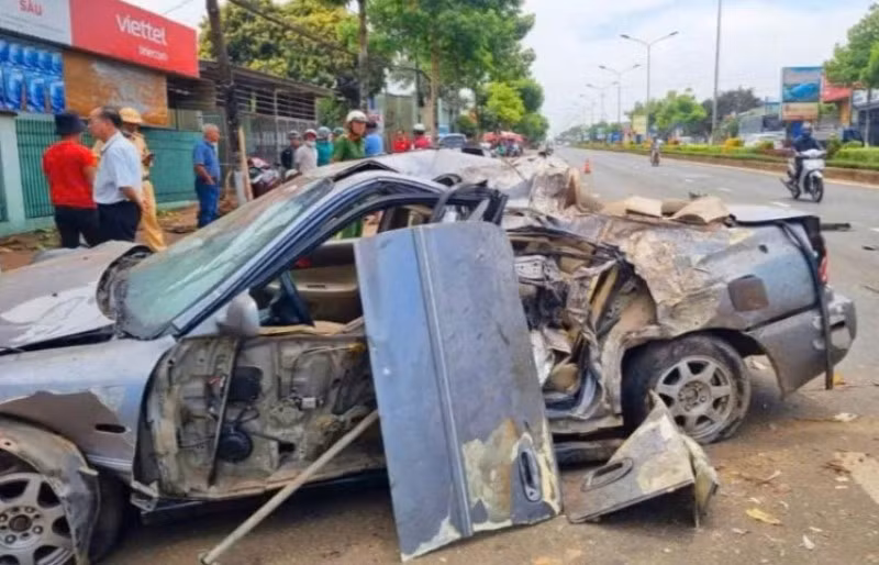 Hien truong vu no quan pho o TPHCM, cua kinh vo, vang tung toe