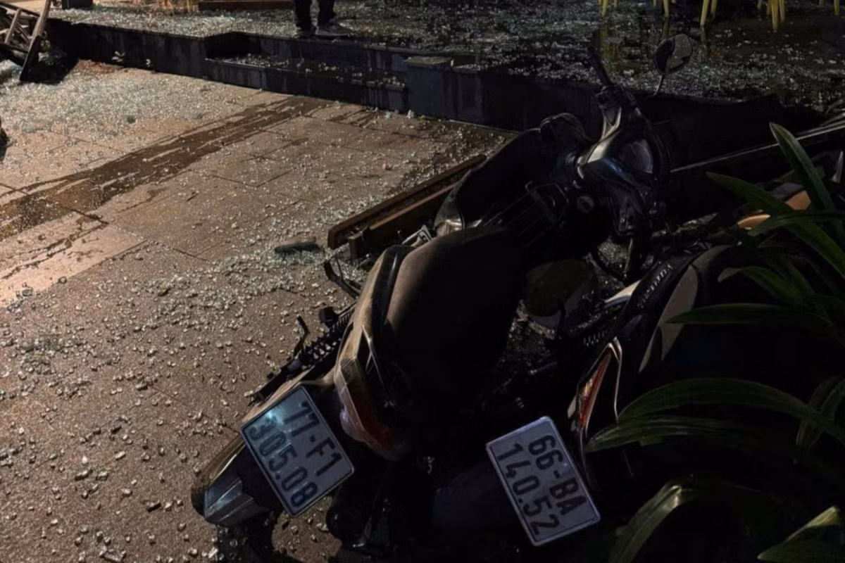 Hien truong vu no quan pho o TPHCM, cua kinh vo, vang tung toe-Hinh-2