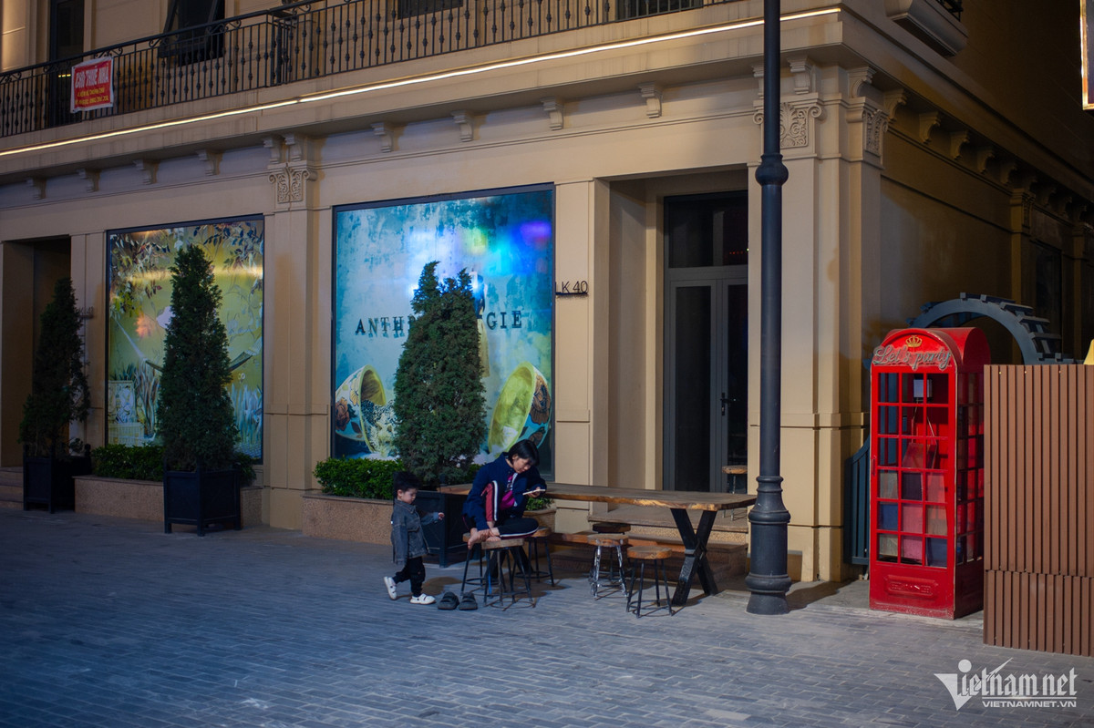 Một số khu vực có bàn ghế kê ngoài trời trở thành nơi nghỉ ngơi của cư dân xung quanh.