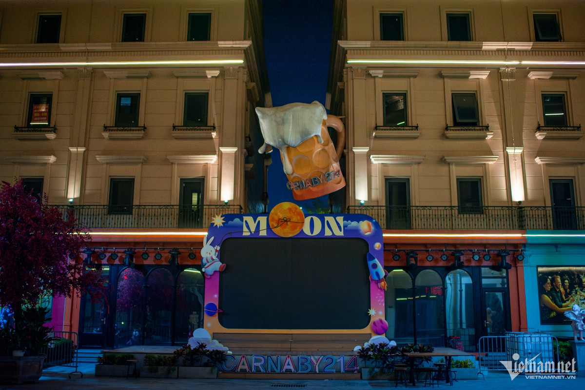 Khu vực quảng trường trung tâm của Carnaby không một bóng người.