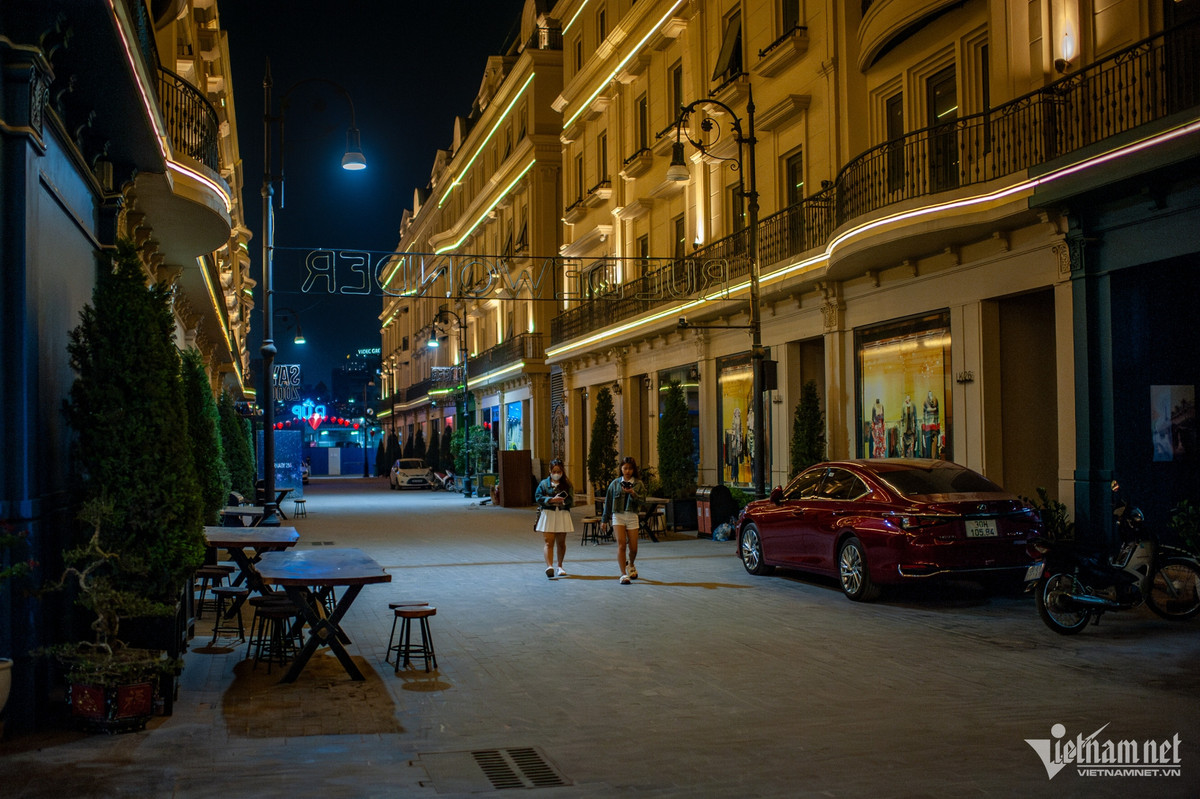 Một số du khách tìm đến với ý muốn vui chơi nhưng rồi lại ngậm ngùi ra về vì xung quanh không có hoạt động đường phố, hàng quán bên trong phố đi bộ mang phong cách Anh quốc này cũng thưa thớt.