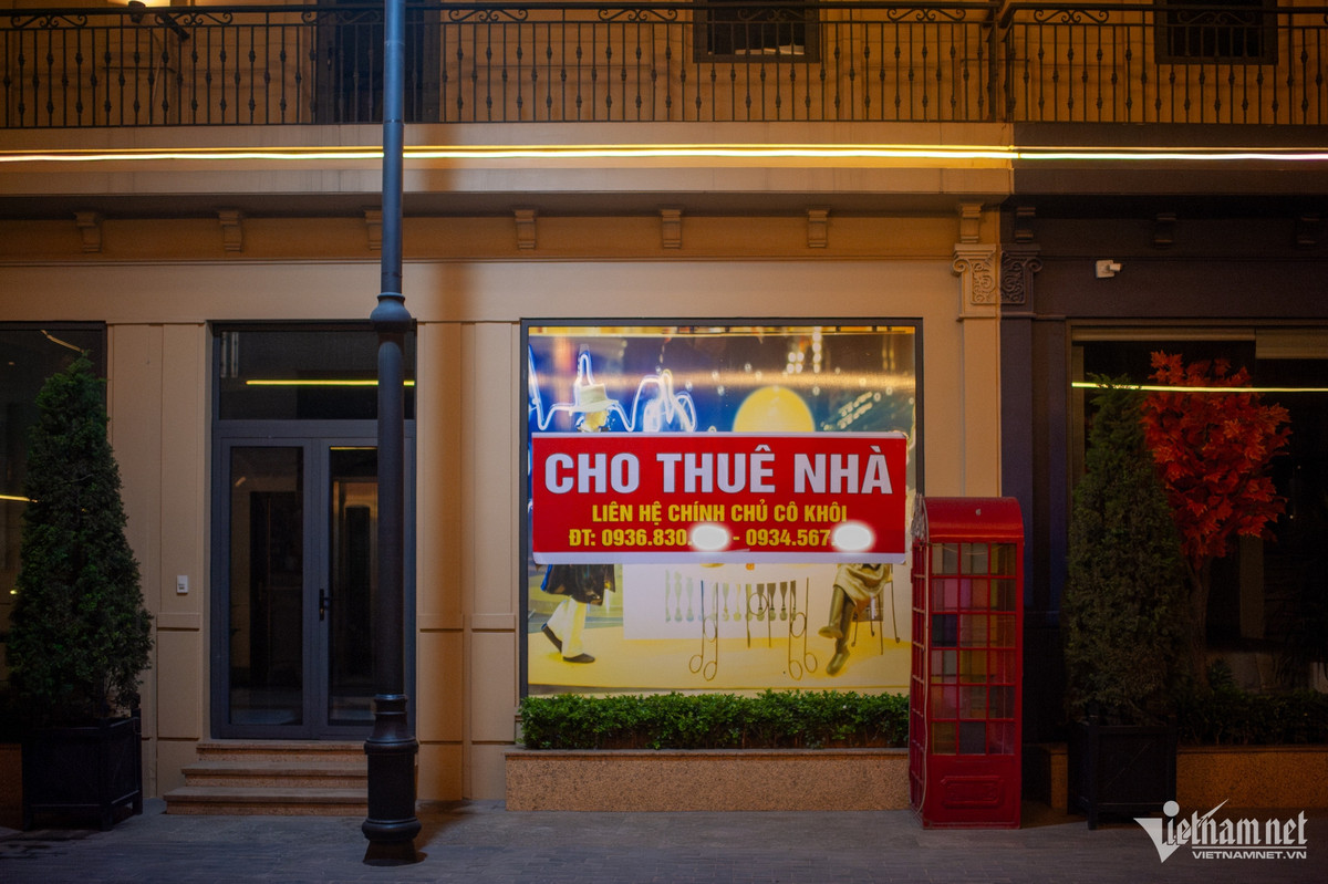 Một số nơi treo băng rôn rao cho thuê nhà.