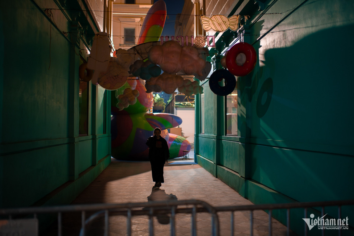 Thậm chí, nhiều đoạn trong phố đi bộ không được bật đèn. Chị Thương (quận Cầu Giấy) cùng chồng đến đây để check-in nhưng cảm thấy vỡ mộng. "Phố tối tăm, vắng vẻ, tôi không chụp được bức ảnh nào nên ra về ngay, quá khác với những thông tin tôi tìm hiểu trên mạng xã hội", chị nói.