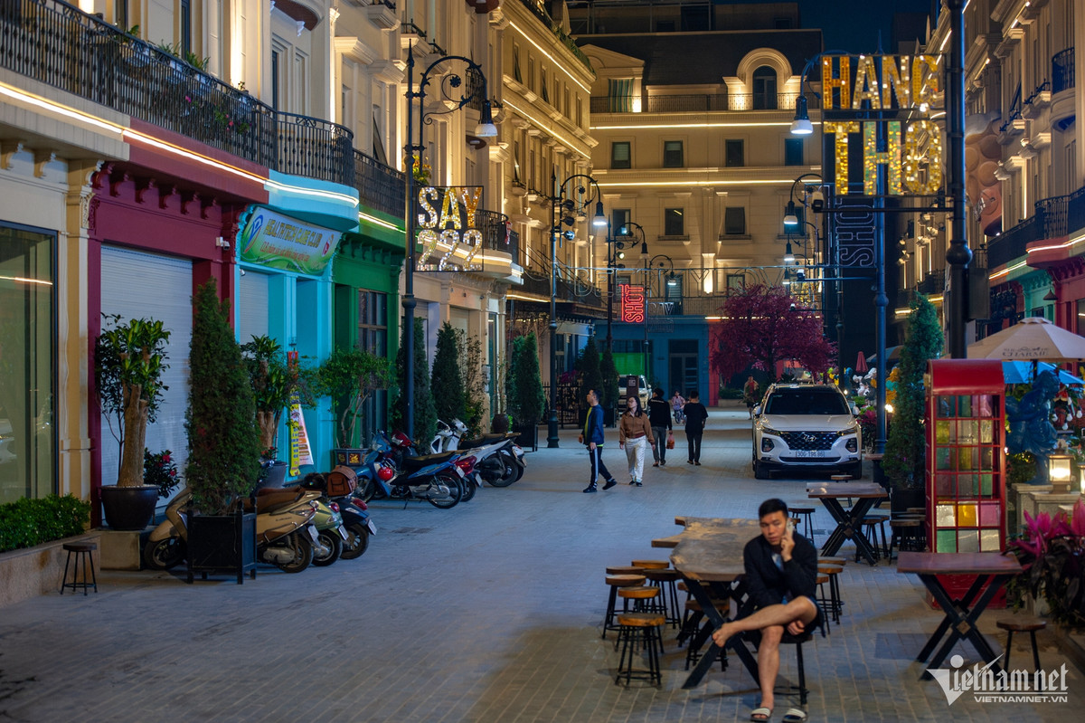 Tuyến phố này khi thiết kế và xây dựng được lấy cảm hứng từ phố đi bộ Carnaby nổi tiếng tại London (Vương quốc Anh) chỉ đông khách thời gian đầu mở cửa. Đến nay, phố đi bộ này rơi vào tình trạng vắng vẻ, không thu hút nhiều lượt khách ghé thăm. Ghi nhận của VietNamNet, mặc dù là ngày cuối tuần (22/3), nơi đây đìu hiu, chỉ lác đác người dân xung quanh đến tập thể dục.